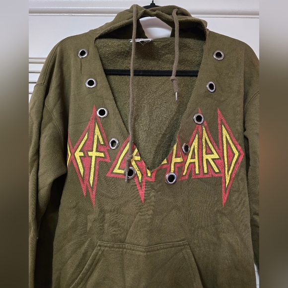 Def Leppard - Distressed Long-Sleeve Cut-Out Pullover Sweater W Hood & Pocket - Picture 2 of 5